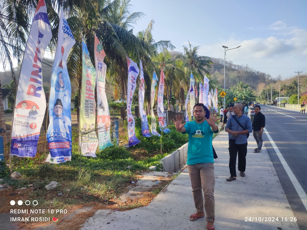 Pemasangan Spanduk Calon Kepala Daerah Oleh PPS Desa Eyat Mayang